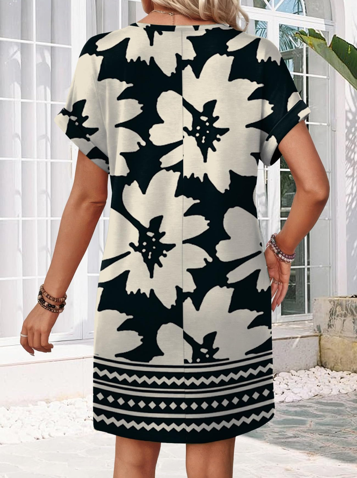 Women's Short Sleeve Beach Dress Black Daisies – M