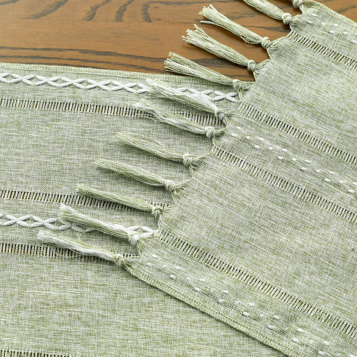 Traversă de masă stil rustic Boho cu ciucuri Artoid Fashion 33x143 cm – Verde Salvie