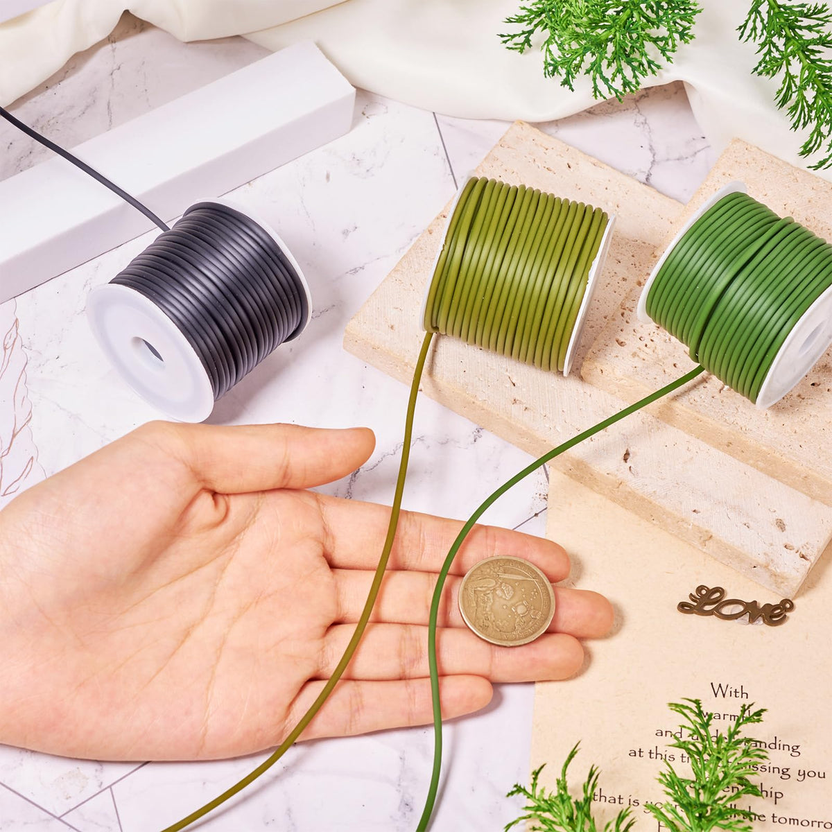 Șnur tubular din cauciuc pentru confecționare bijuterii 2 mm – Verde Măsliniu / Negru