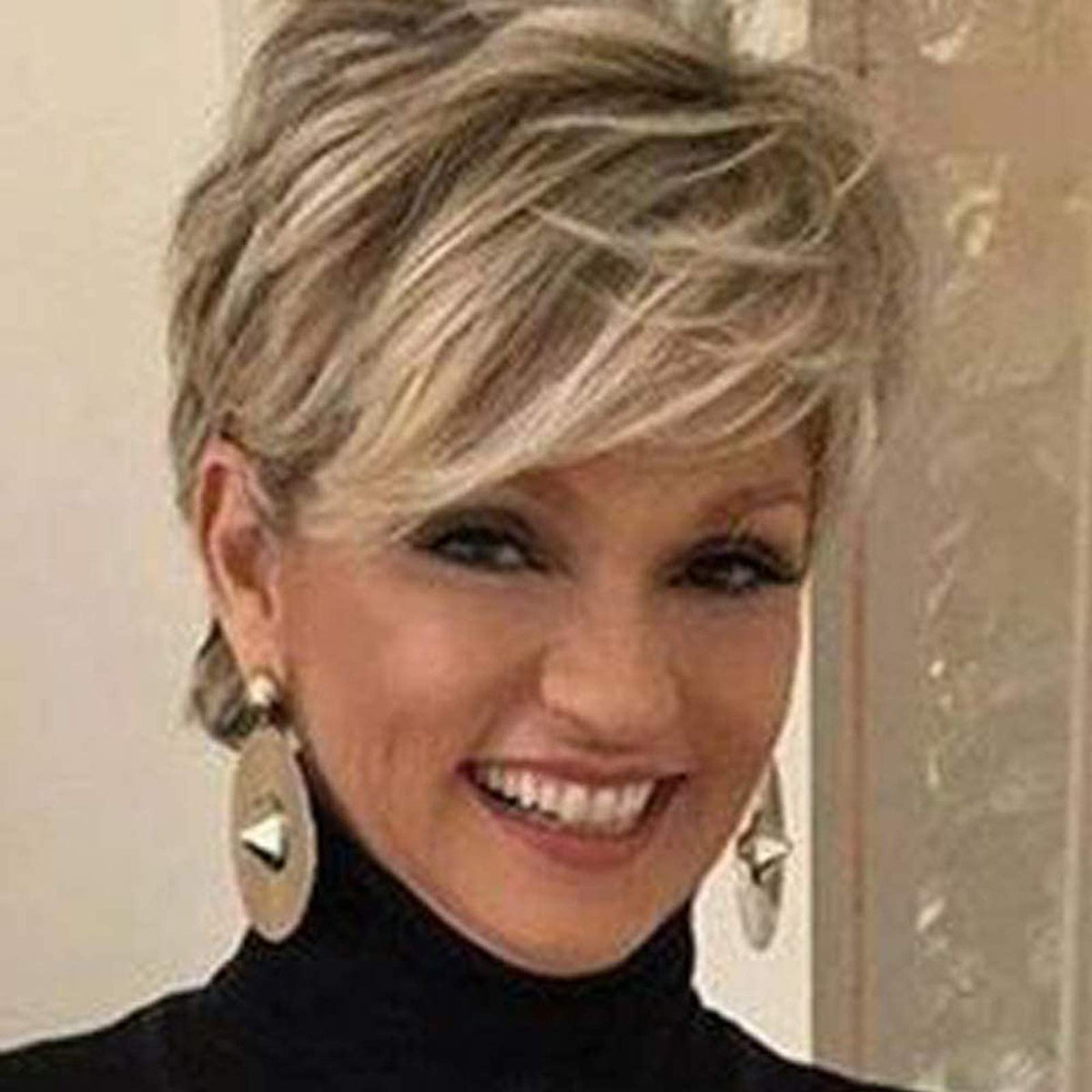 Perucă scurtă naturală pentru femei cu breton Creamily – Blond Mixt cu Șaten