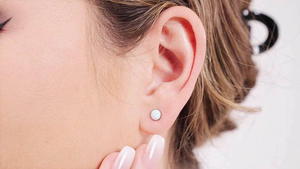 Cercei medicinali din titan G23 hipoalergenici închidere cu filet – Opal Alb