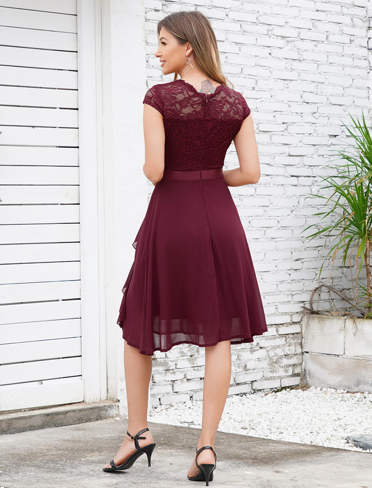 Rochie elegantă de cocktail și ocazie din dantelă și voal cu volane Odizli – Roșu Bordeaux L