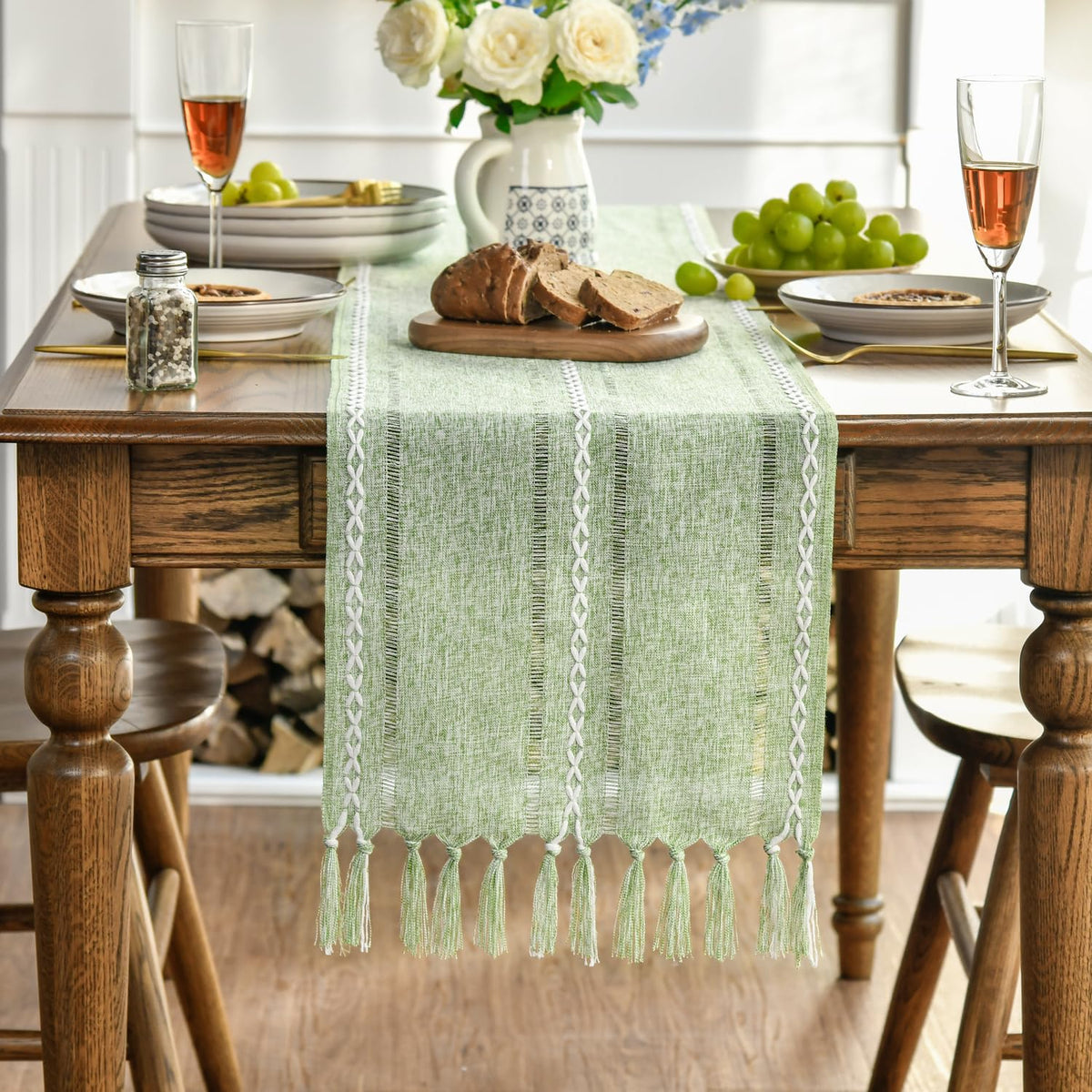 Traversă de masă stil rustic Boho cu ciucuri Artoid Fashion 33x143 cm – Verde Salvie
